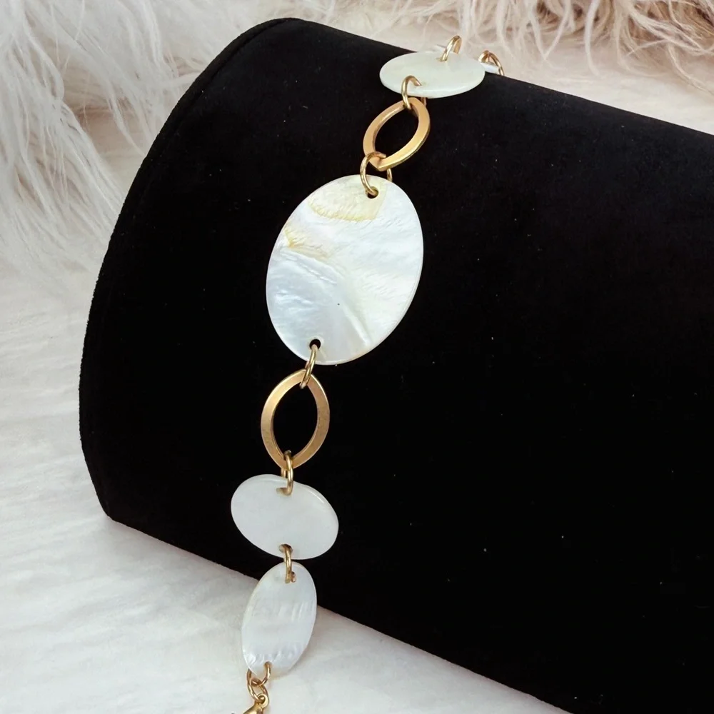 Beautiful, goldtone, shell costume bracelet